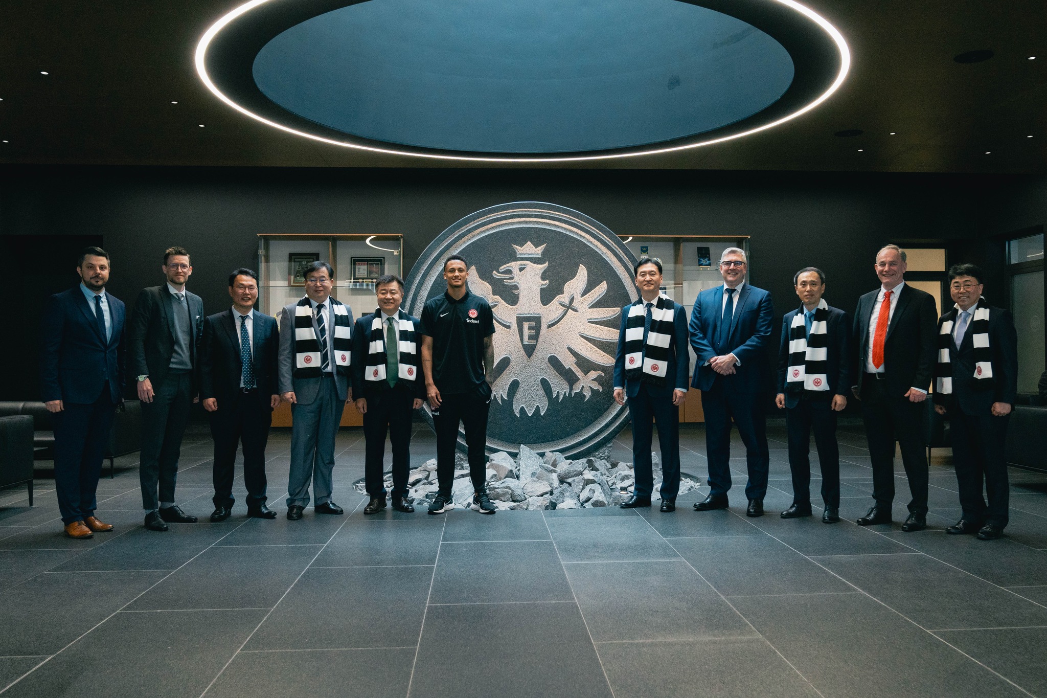 Kumho Tire Social Media Posts auf Smartphones